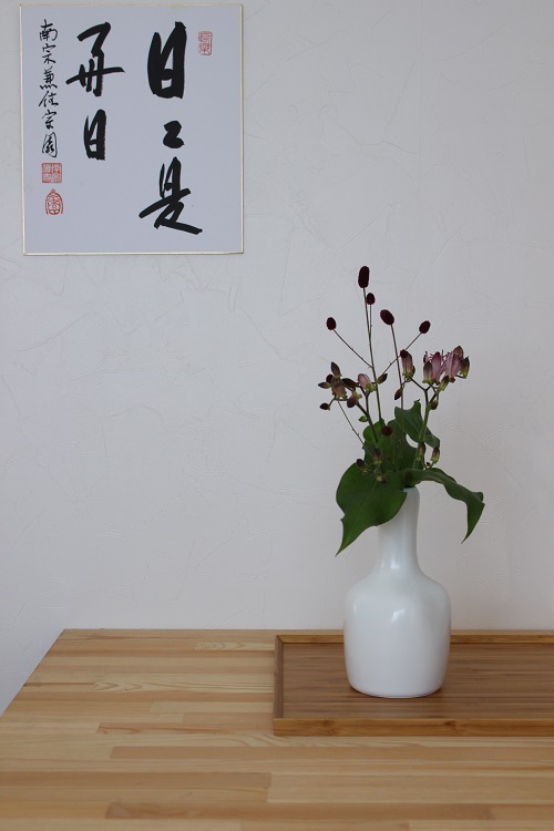 有田焼、中村清六さんの白磁の花器にお花を入れてみました。 | パリ