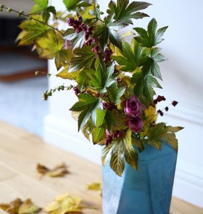 紅葉した葉物を使って投げ入れ